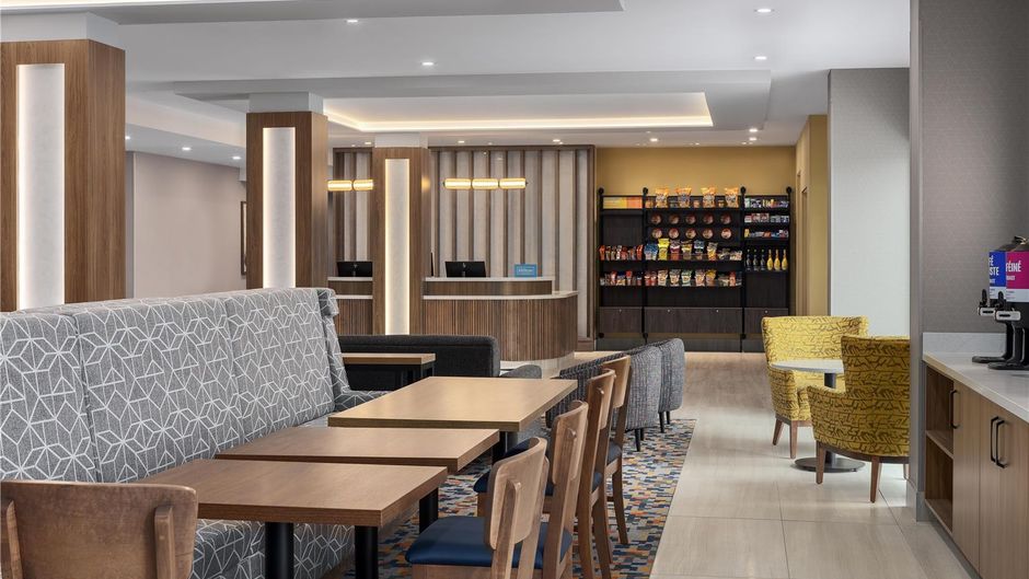 Hampton Inn Montreal East Anjou Lobby