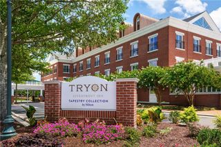 Tryon Riverfront Inn Tapestry