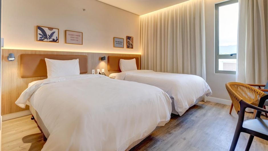 Hampton Caragu Room
