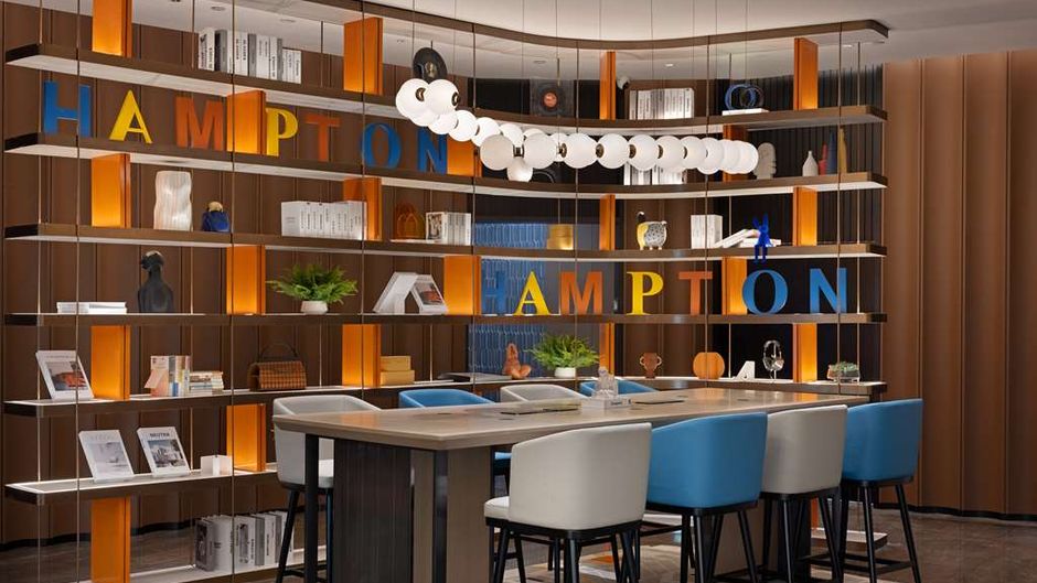Hampton Inn XIY South Gate City Wall Lobby