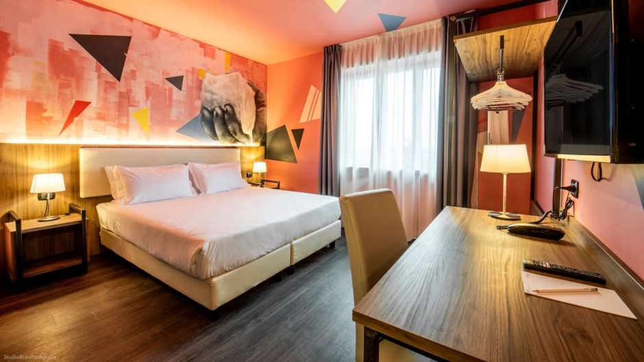 Muraless Art Hotel Room