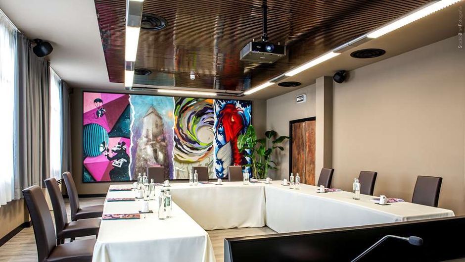 Muraless Art Hotel Meeting
