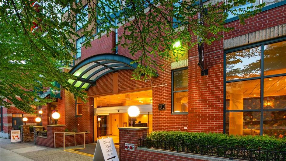 Grand Park Hotel & Suites Downtown Exterior