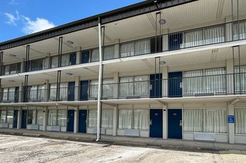 Super 7 Motel