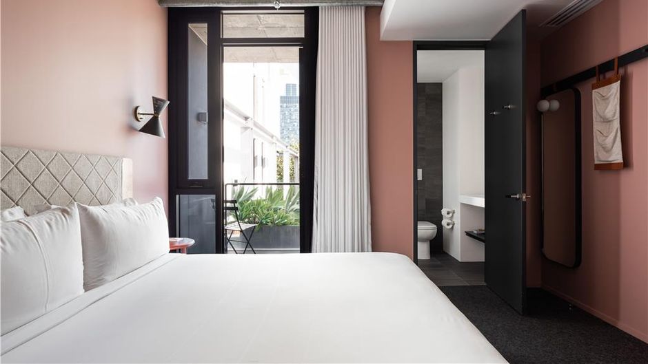 Alex Hotel, Perth Room