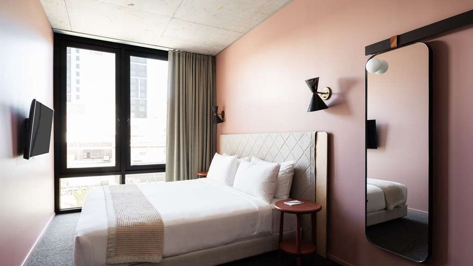 Alex Hotel, Perth Room