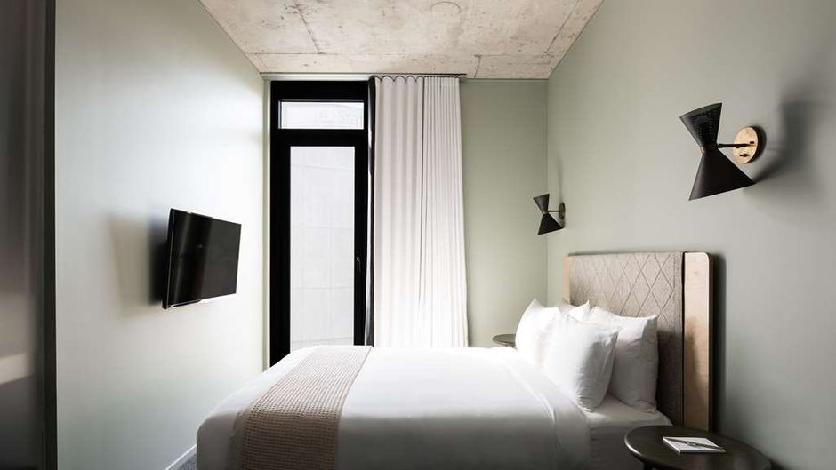 Alex Hotel, Perth Room