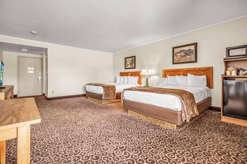 Red Arrow Inn & Suites