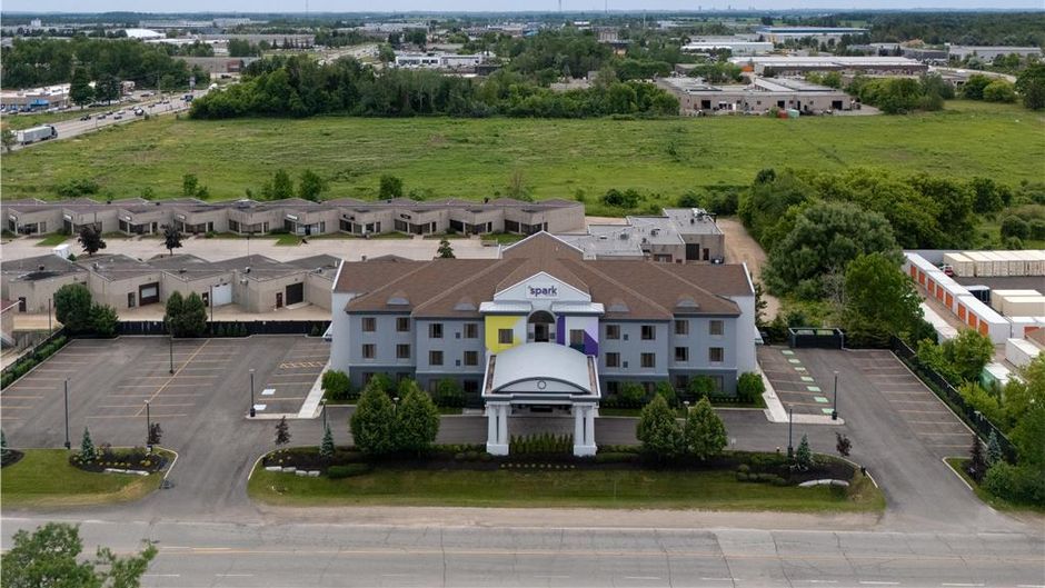 Spark by Hilton Guelph Exterior