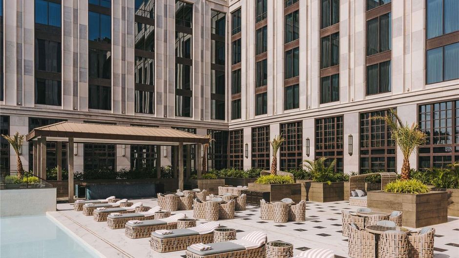 Fairmont Mumbai Pool