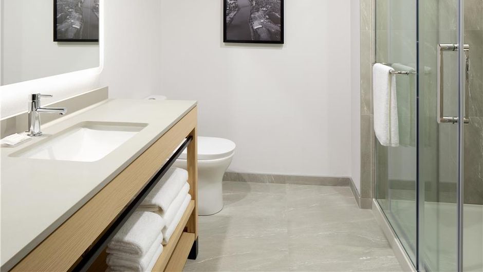 Hyatt Place Montreal Airport Room
