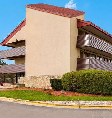 Super 8 by Wyndham Deerfield/Northbrook