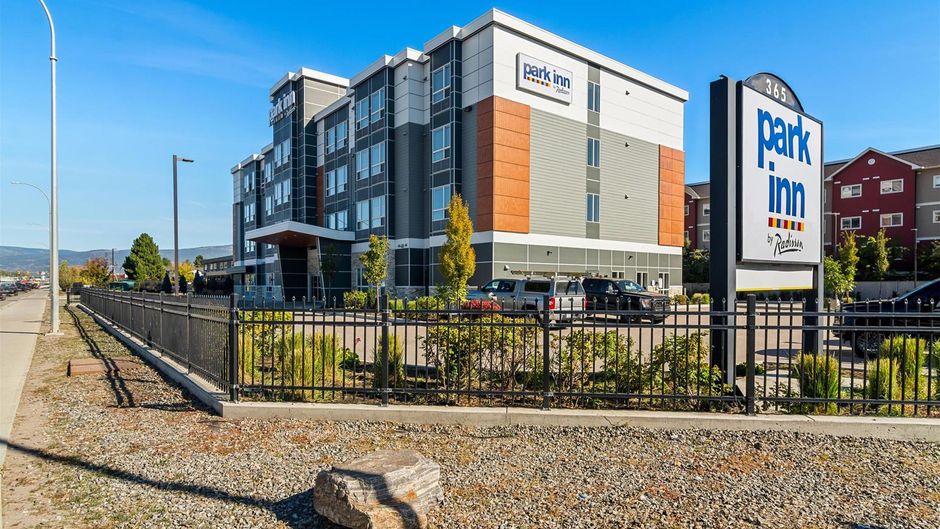 Park Inn by Radisson, Kelowna Exterior