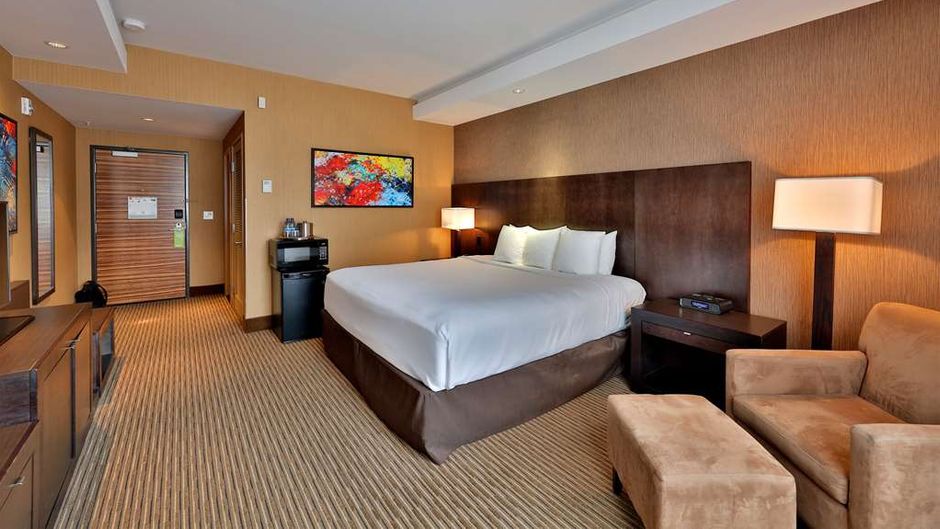 Edmonton Hotel & Convention Centre Room