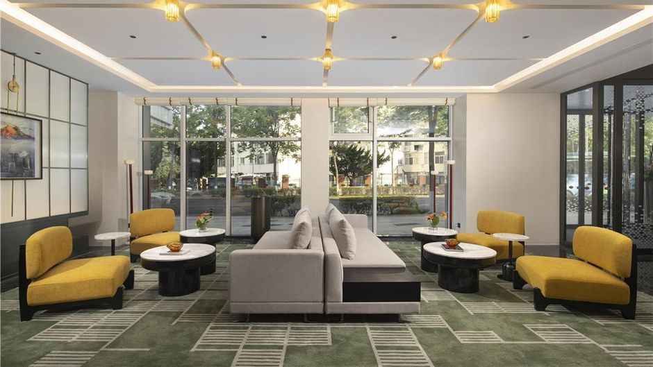 Hampton Inn May Fourth Square Lobby