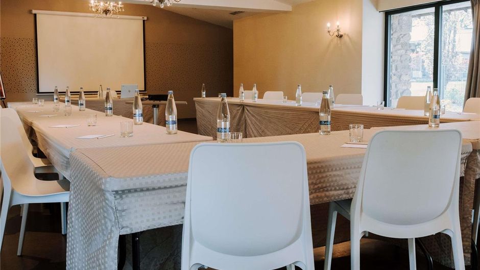 Hotel De L' Abbaye Le Tronchet Meeting