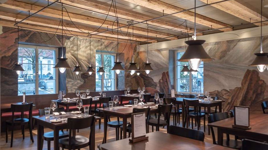 CASPAR   The Three-House Hotel Restaurant