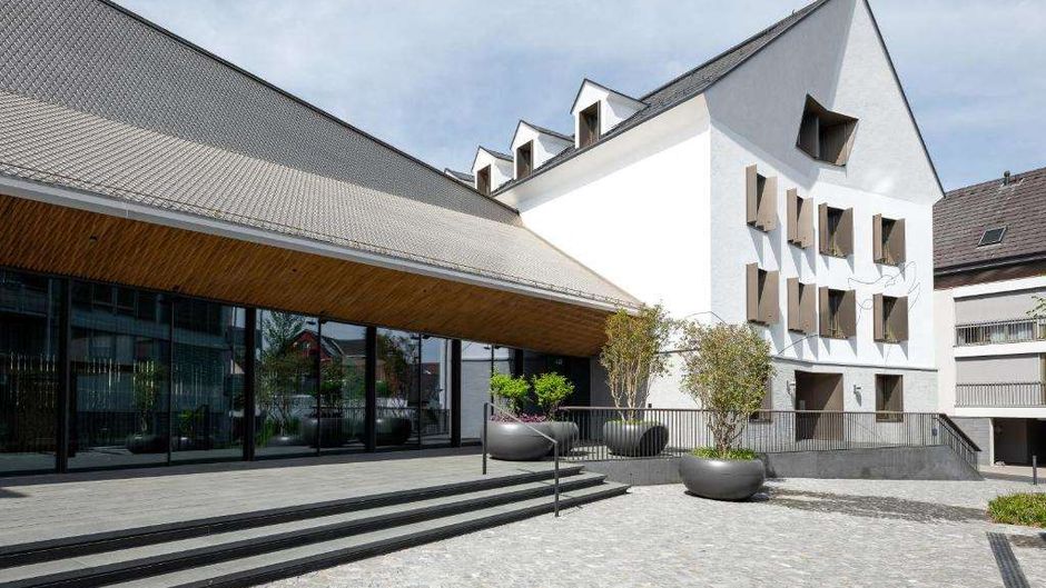 CASPAR   The Three-House Hotel Exterior