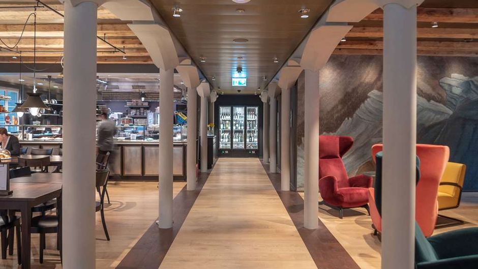 CASPAR   The Three-House Hotel Restaurant