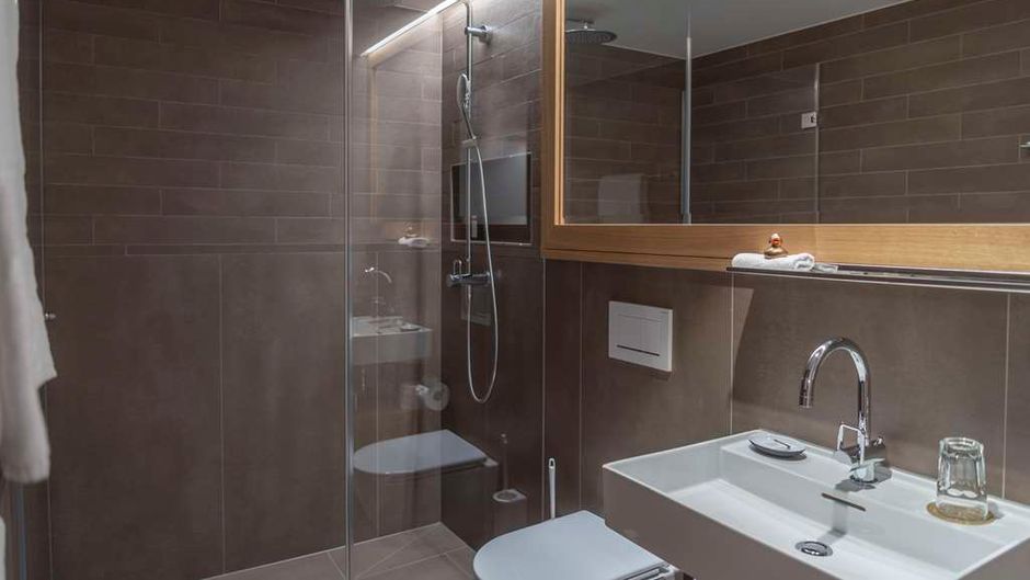 CASPAR   The Three-House Hotel Room