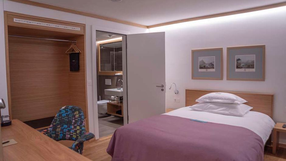 CASPAR   The Three-House Hotel Room