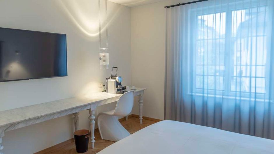 CASPAR   The Three-House Hotel Room