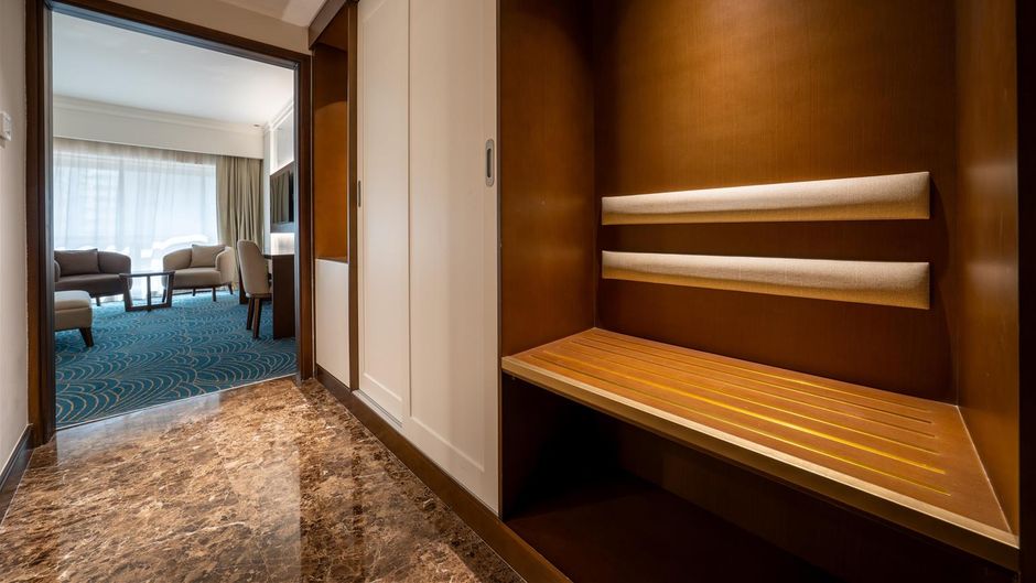 DoubleTree by HLT Dubai Port Saeed Room
