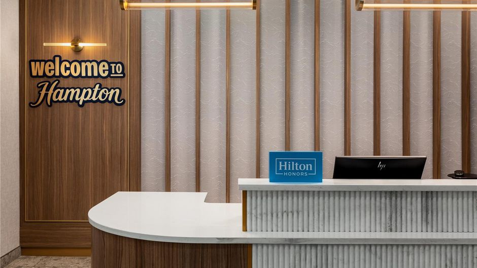 Hampton Inn by Hilton Calgary Downtown Lobby