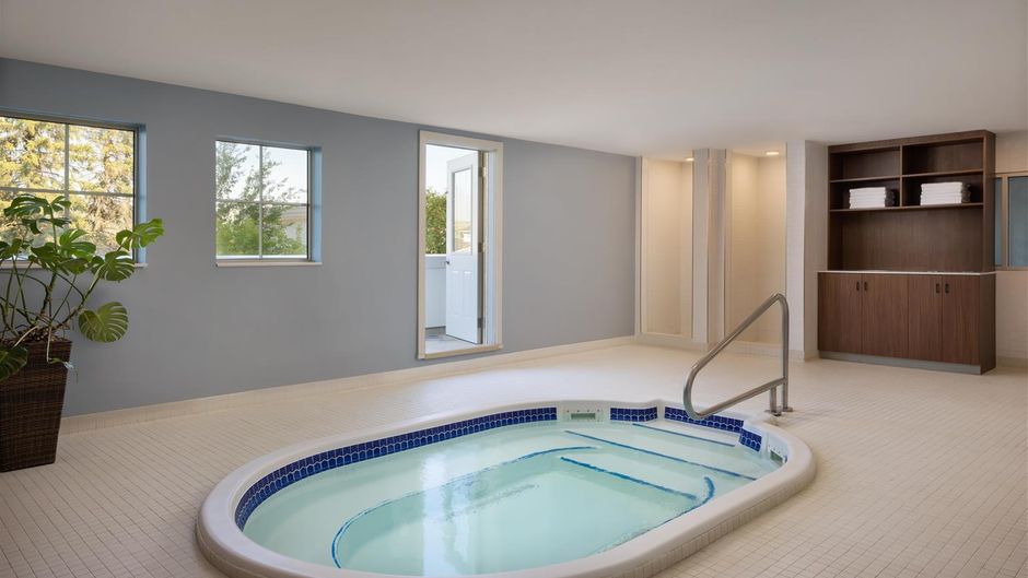 Pomeroy Hotel Fort McMurray Pool