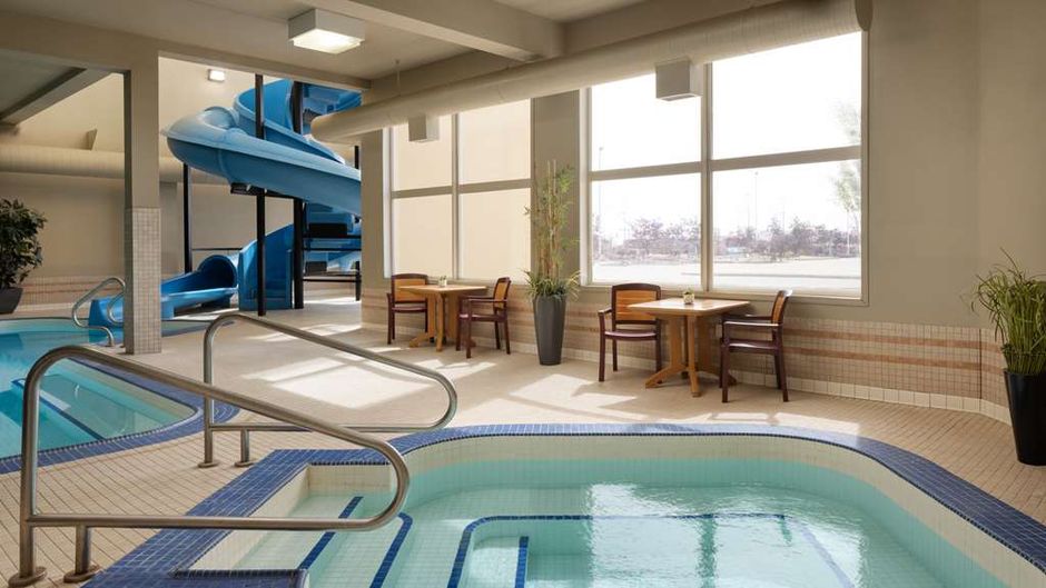 Pomeroy Hotel & Conference Centre Pool