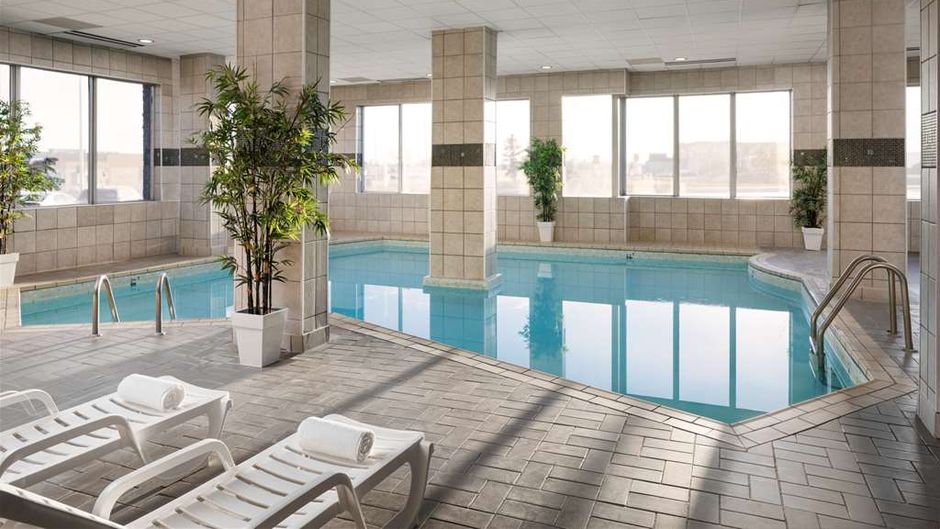 Pomeroy Hotel & Conference Centre Pool