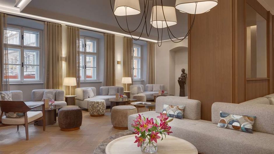 Hotel Bookquet Lobby