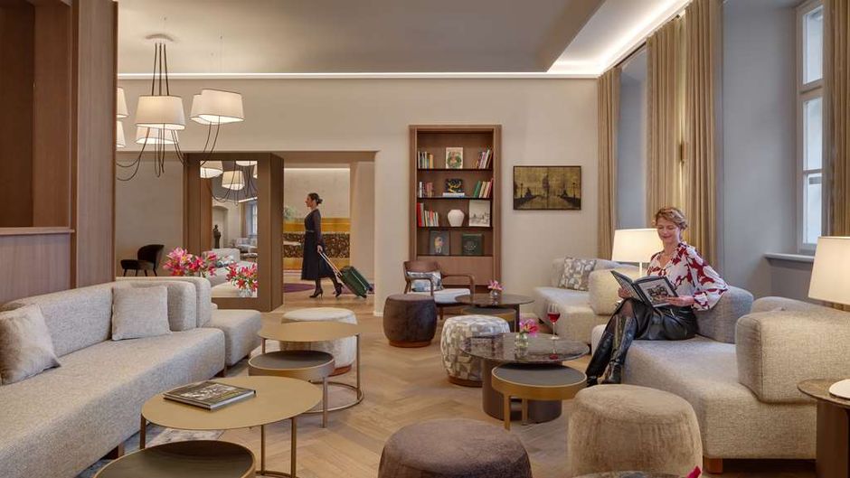 Hotel Bookquet Lobby