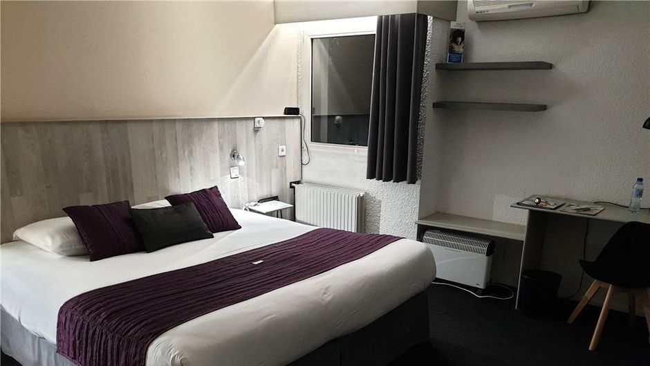 Brit Hotel Dak Room