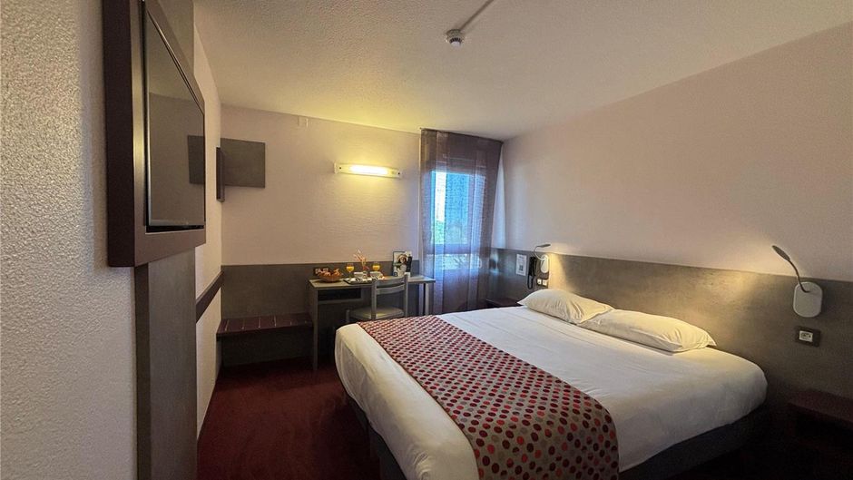 Brit Hotel Le Mans Nord Room
