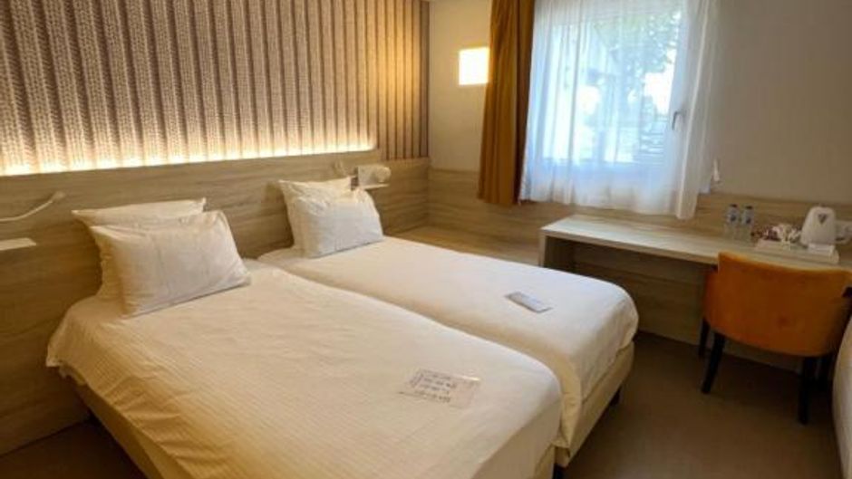 Brit Hotel Au Relais Du Vern Room