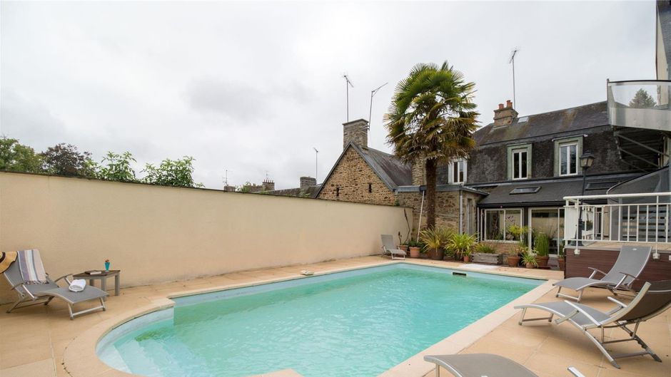 Brit Hotel Le Cygne Pool
