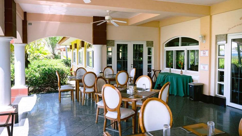Las Olas Beach Resort Restaurant