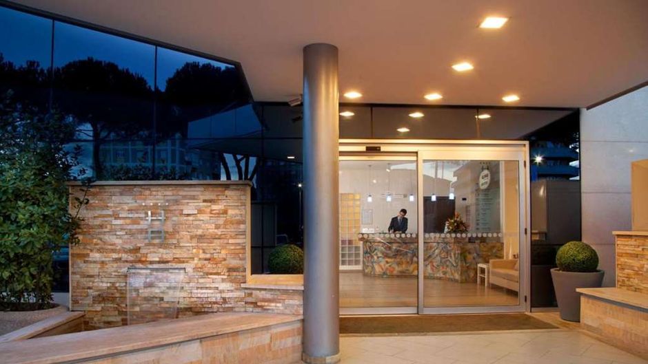 Hotel Artis Exterior
