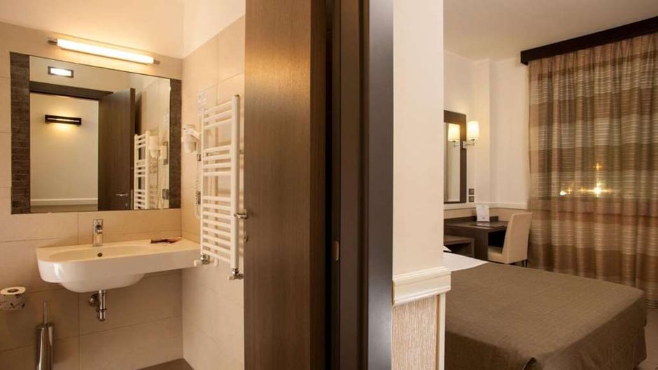 Hotel Artis Room