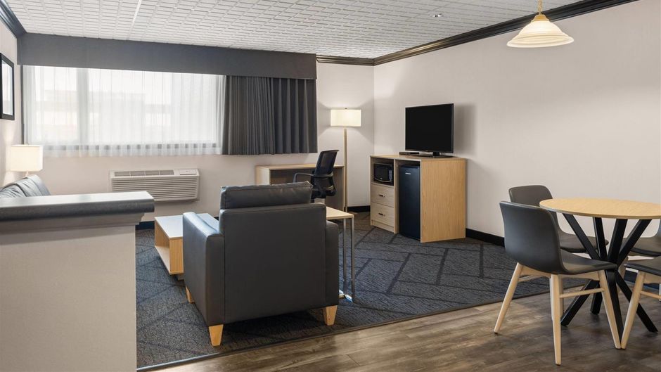 Sternwheeler Hotel & Conference Center Suite