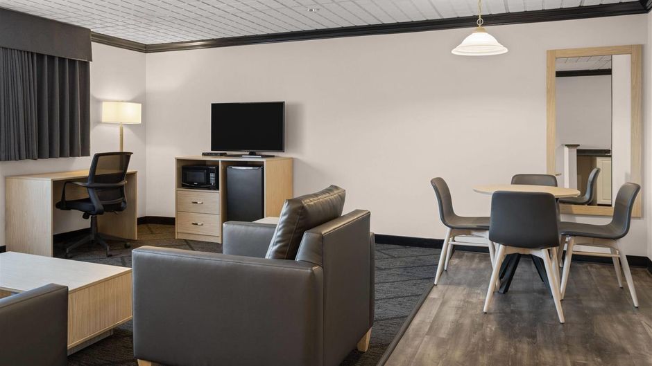 Sternwheeler Hotel & Conference Center Suite