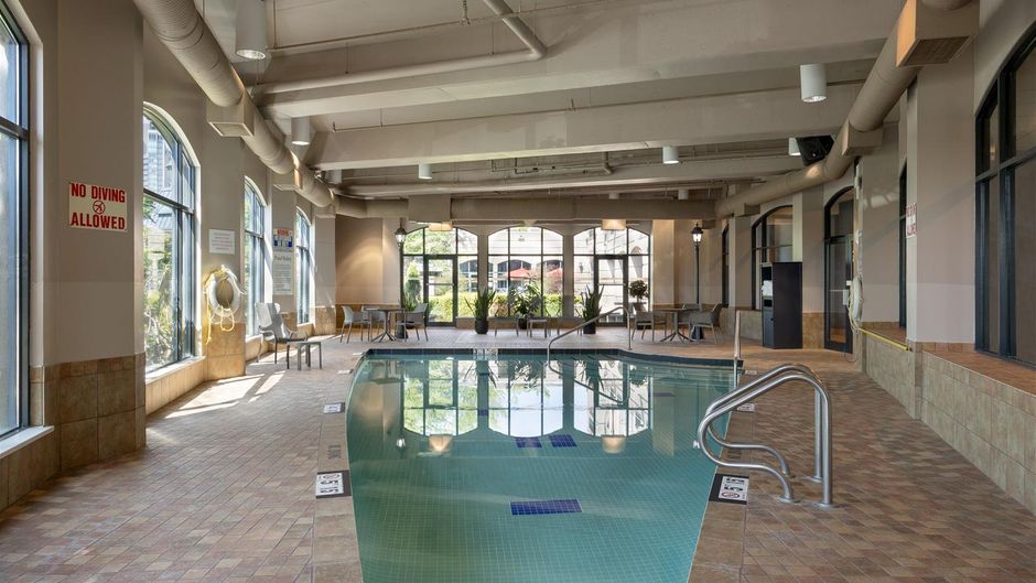 DoubleTree by Hilton North Vancouver Pool