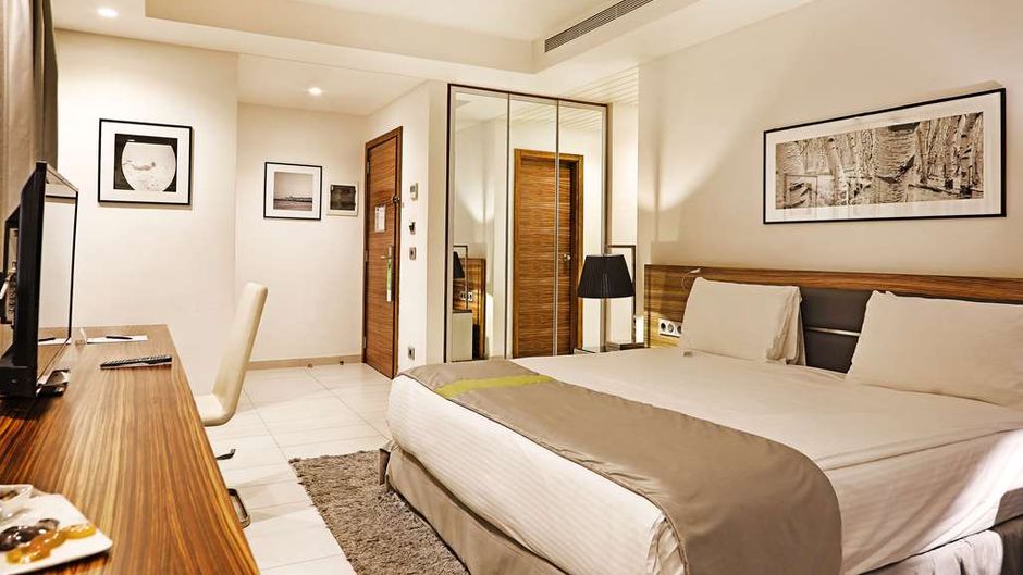 Warwick Stone 55 Hotel Room