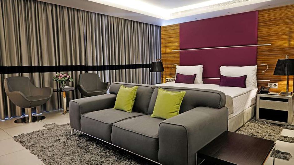 Warwick Stone 55 Hotel Suite