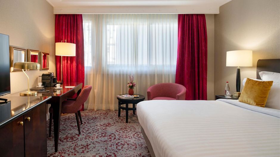 Warwick Paris Room