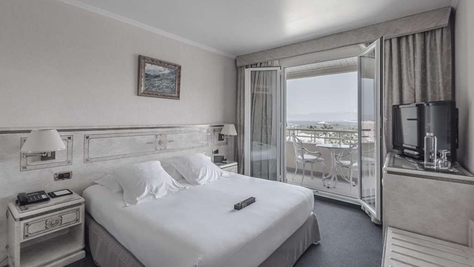 Hotel Corsica Room