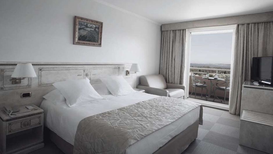 Hotel Corsica Room