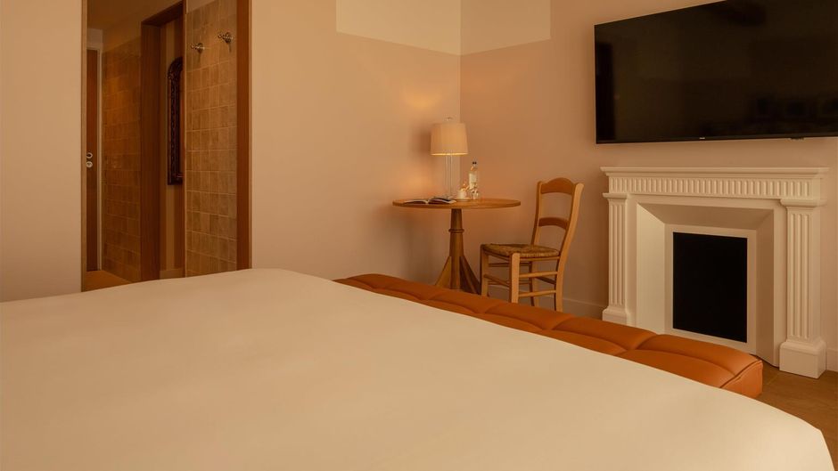 9Hotel Chelton Room