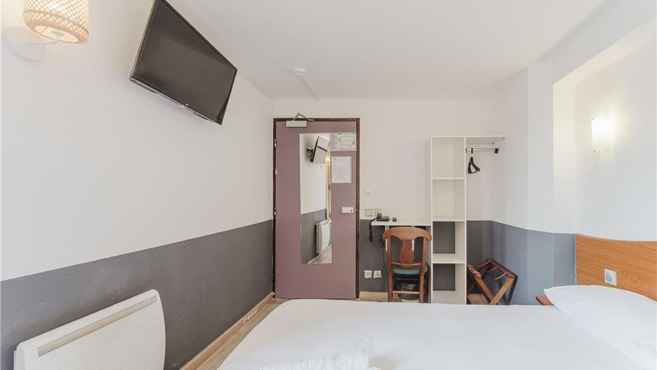 Cap Hotel Room